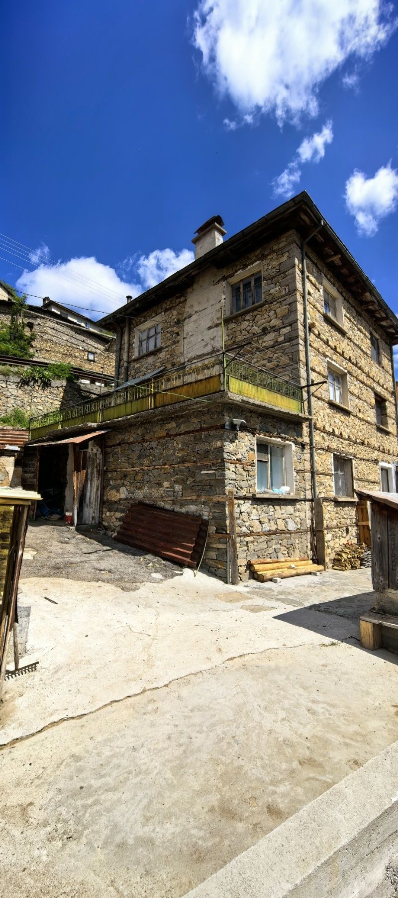 Продава се стара къща в село Забърдо до Чудните мостове!