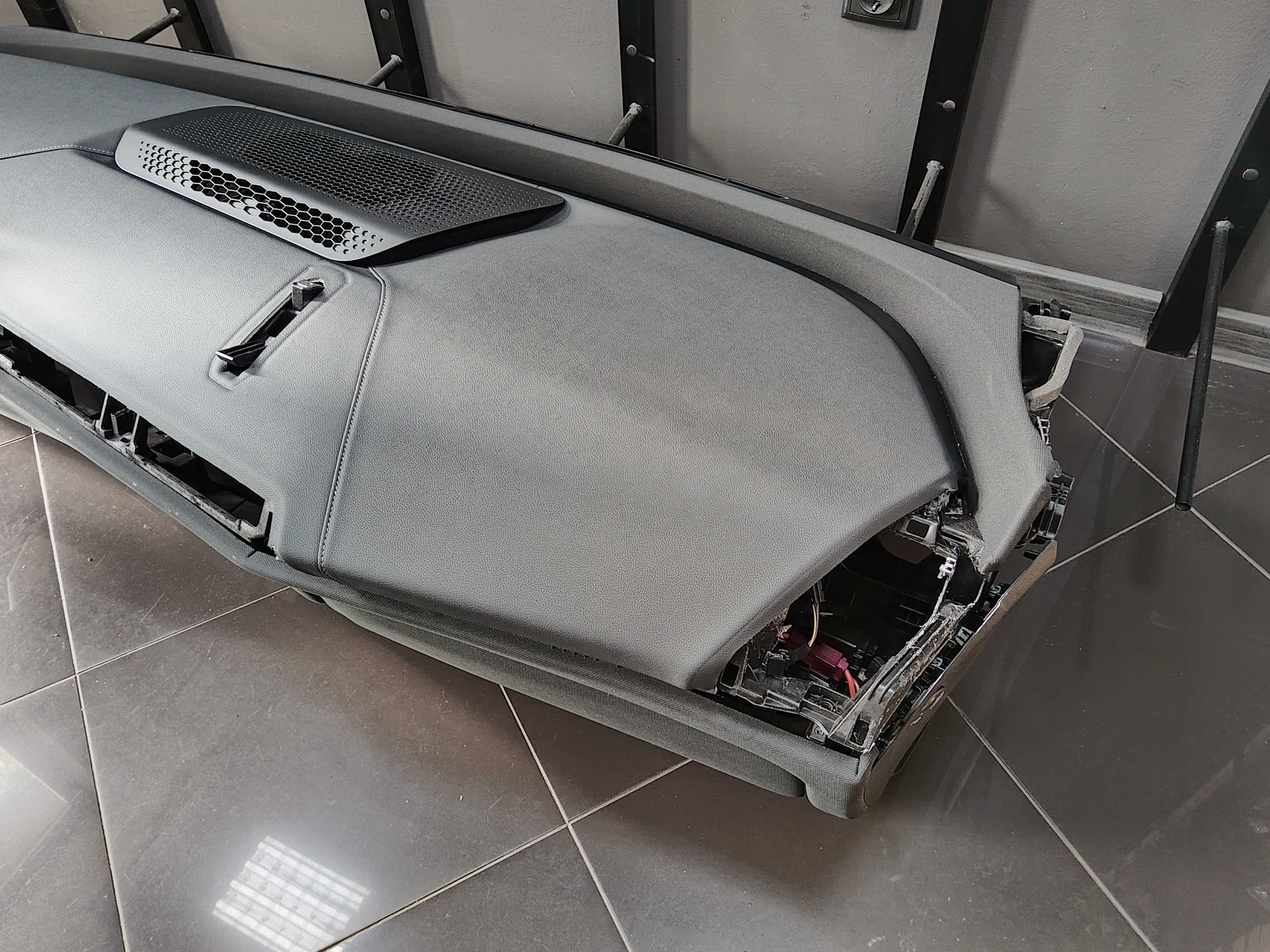 Черно Кожено Арматурно Табло BMW IX I20 Head Up