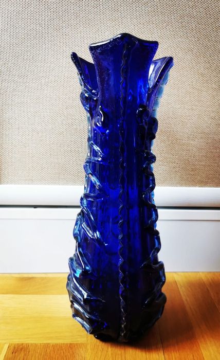 Антикварна кобалтово синя стъклена ваза ръчна духано стъкло орнаменти