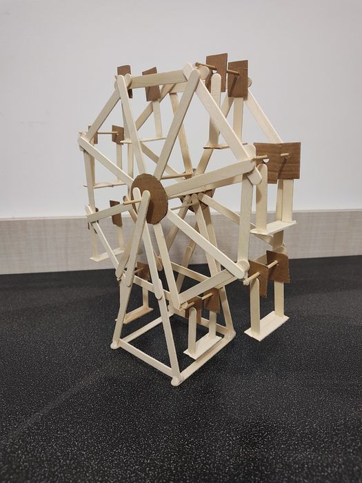 Macheta casa lemn materiale reciclabilele, proiect școală