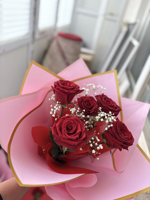 Гүлдер сатылады.