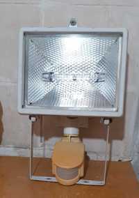 Халогенен прожектор с датчик за движение