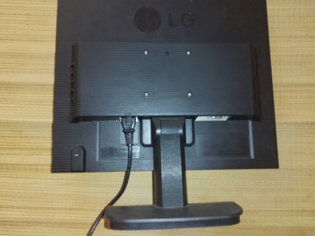 Монитор LG 19 инча