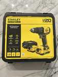 Bormasina de găurit STANLEY 18V Brushless cu 2 acumulatori SFMCD710C2K