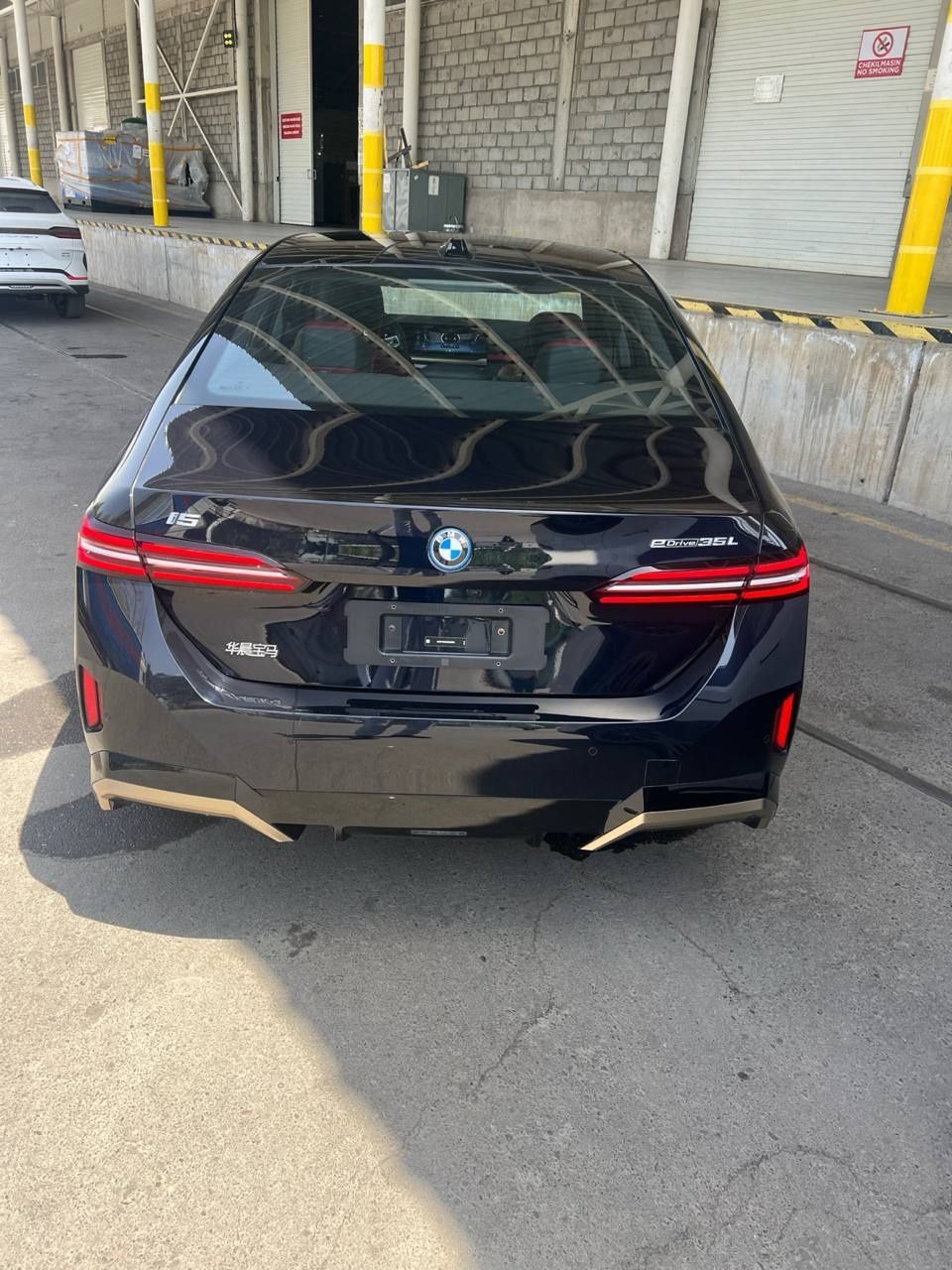 BMW i5 35L м спорт  2024