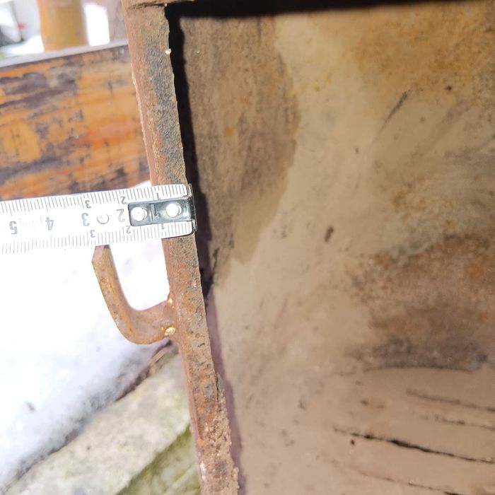 Godin din teava otel de 1cm,cântareste 70kg.Are usa la cenușar lipsa.