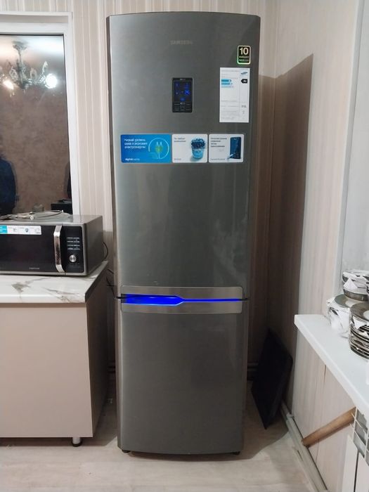 Холодильник SAMSUNG No Frost в хорошем рабочем состоение