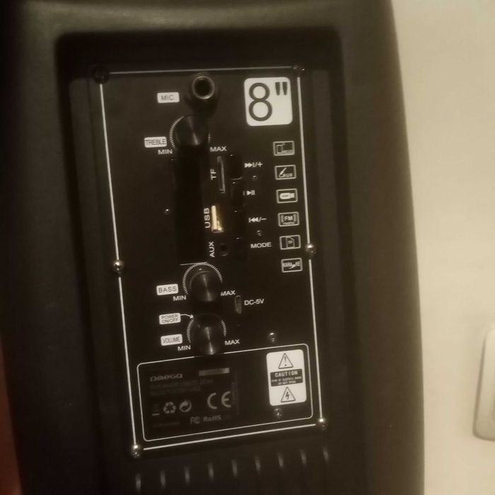 Boxă portabilă . Pret bun!Cu telecomandă si microfon cu fir