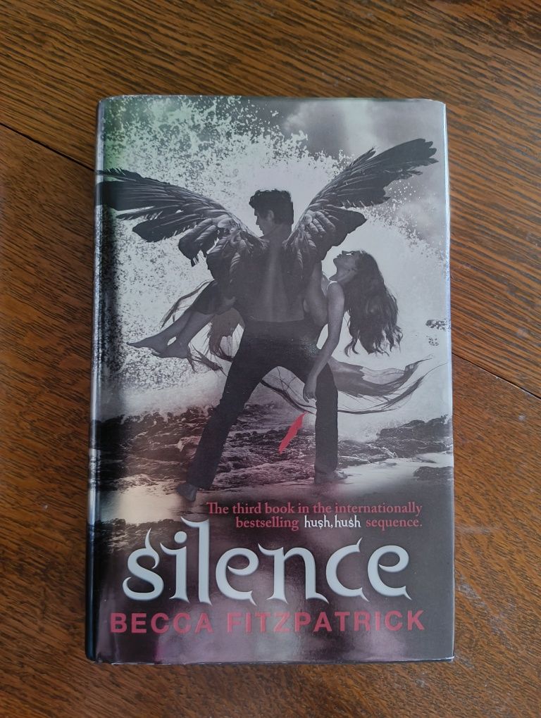 Hush hush книга 1, 2 и 3 на английски език