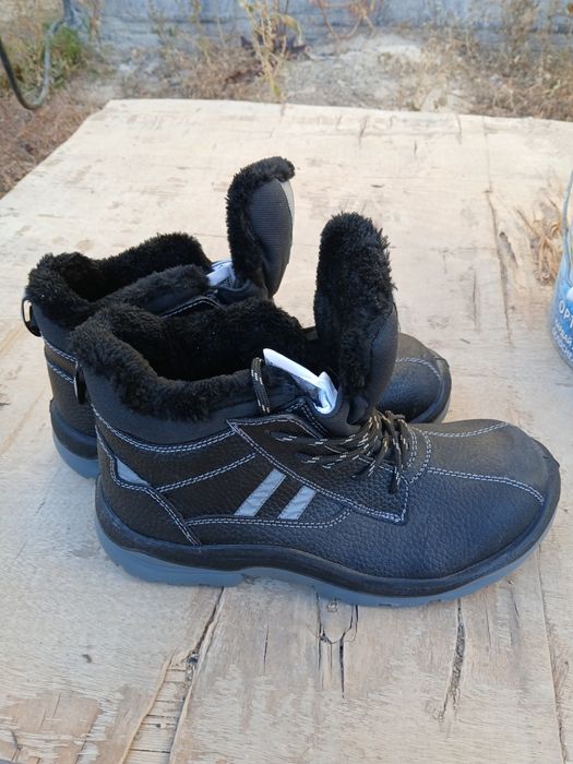 Продам зимний спец обувь