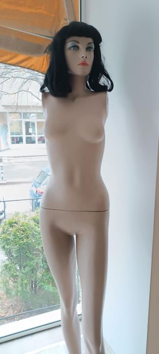 Продавам манекени