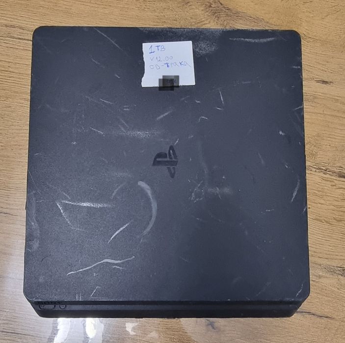 Плейстейшан 4 Slim Конзоли