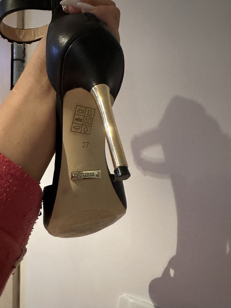 GUESS сандали с висок ток