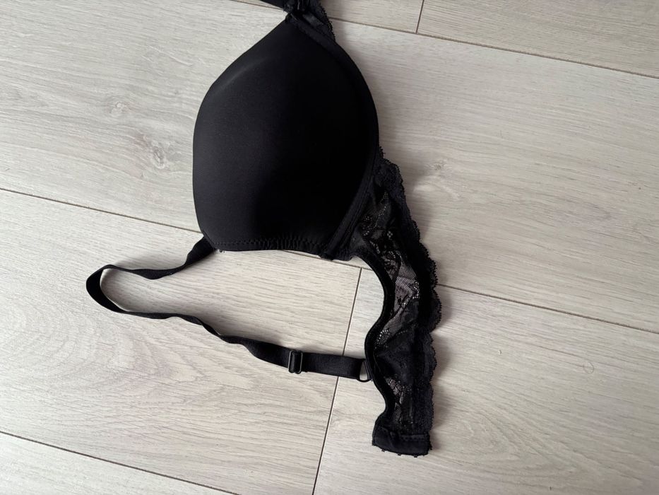 Sutien negru din dantela, 90C, cu putin burete