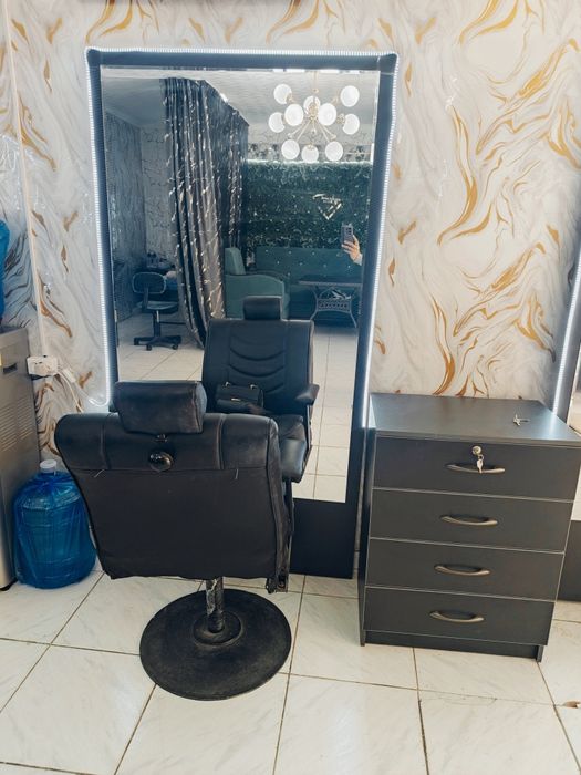 Гузаллик салони учун ойна, тумба, кресла, ва диван кресла сотилди