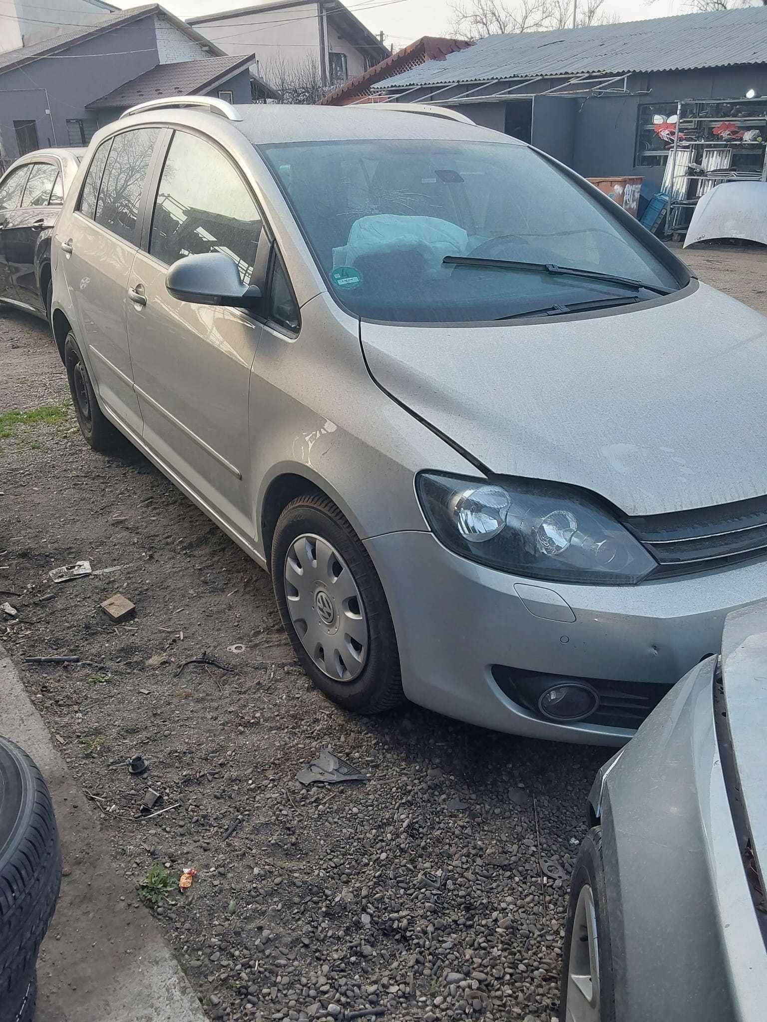 Dezmembrez Volkswagen Golf 6 Plus 1.6 TDi an 2011 cod motor CAY