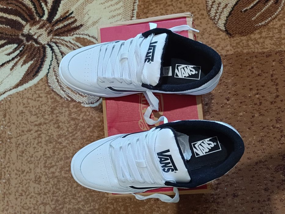 Нови обувки Vans
