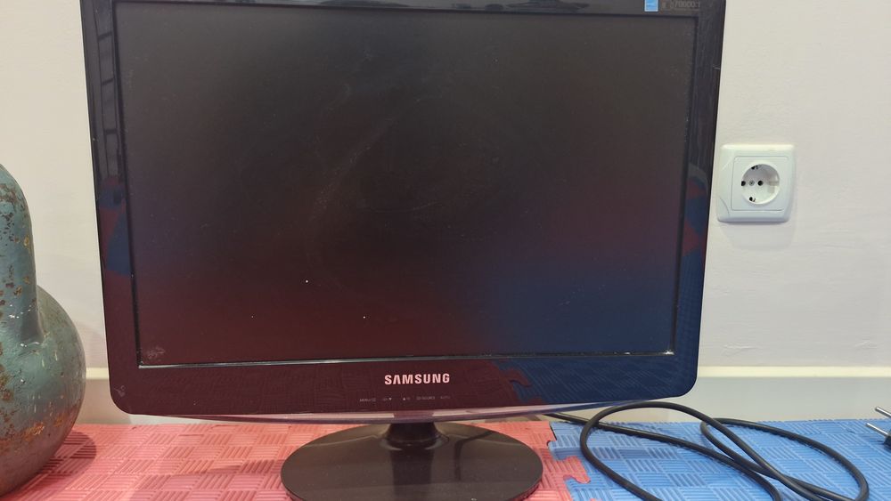 Продам монитор  samsung с клавиатурой и мышкой