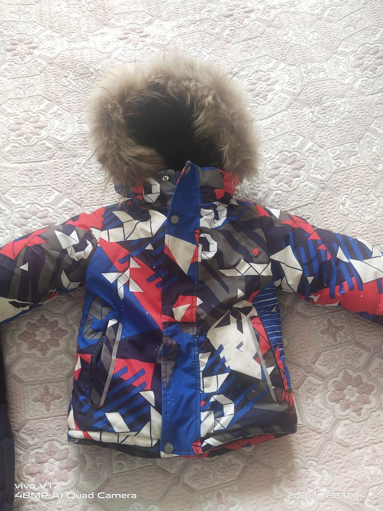 Продам Зимнюю детскую куртку