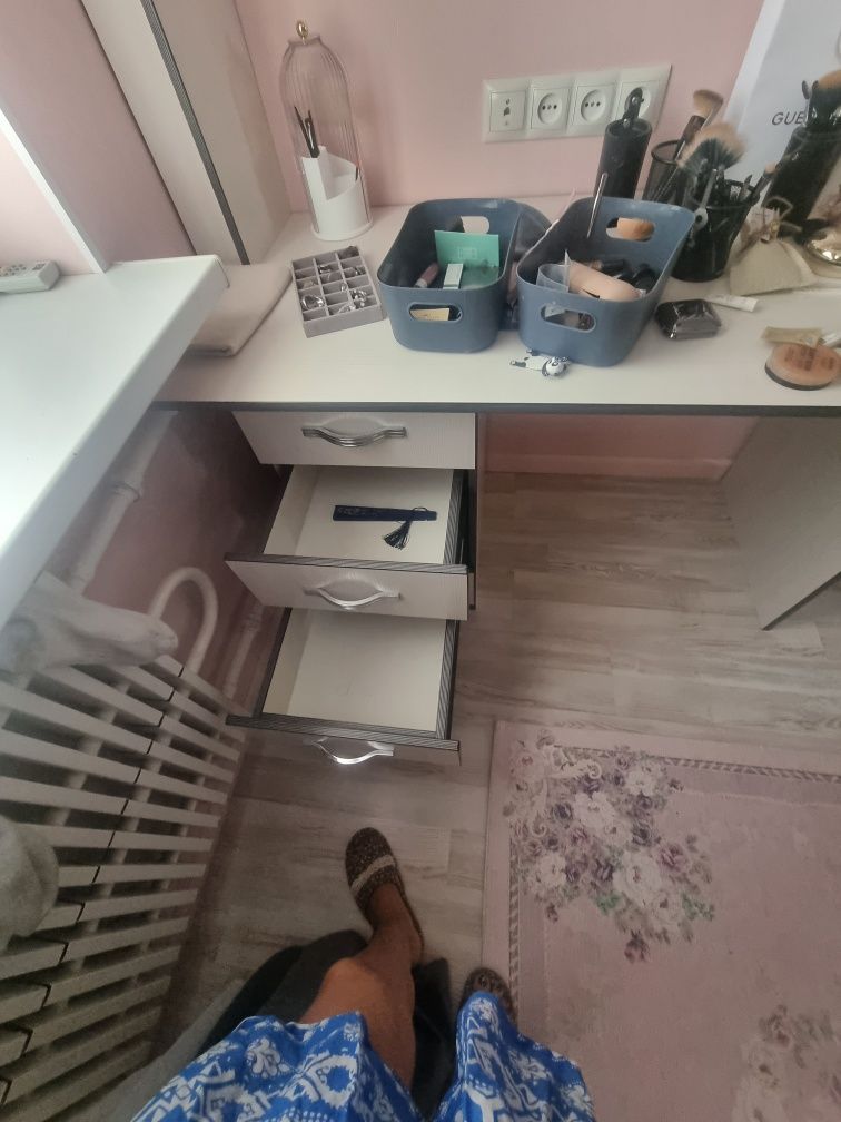 Продаётся стол и шкафы