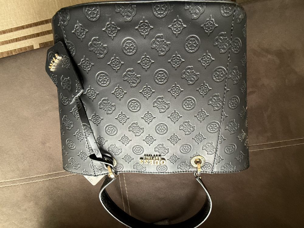 Дамска чанта Guess