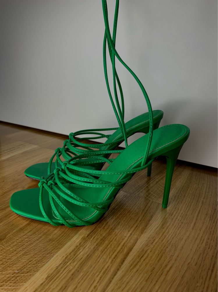 Pantofi sandale cu toc pe verde
