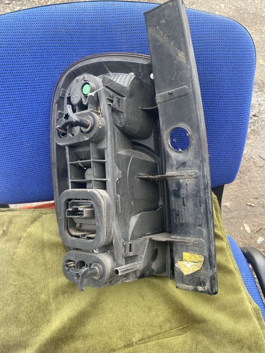 Продавам десен стоп за Дачия Дъстър