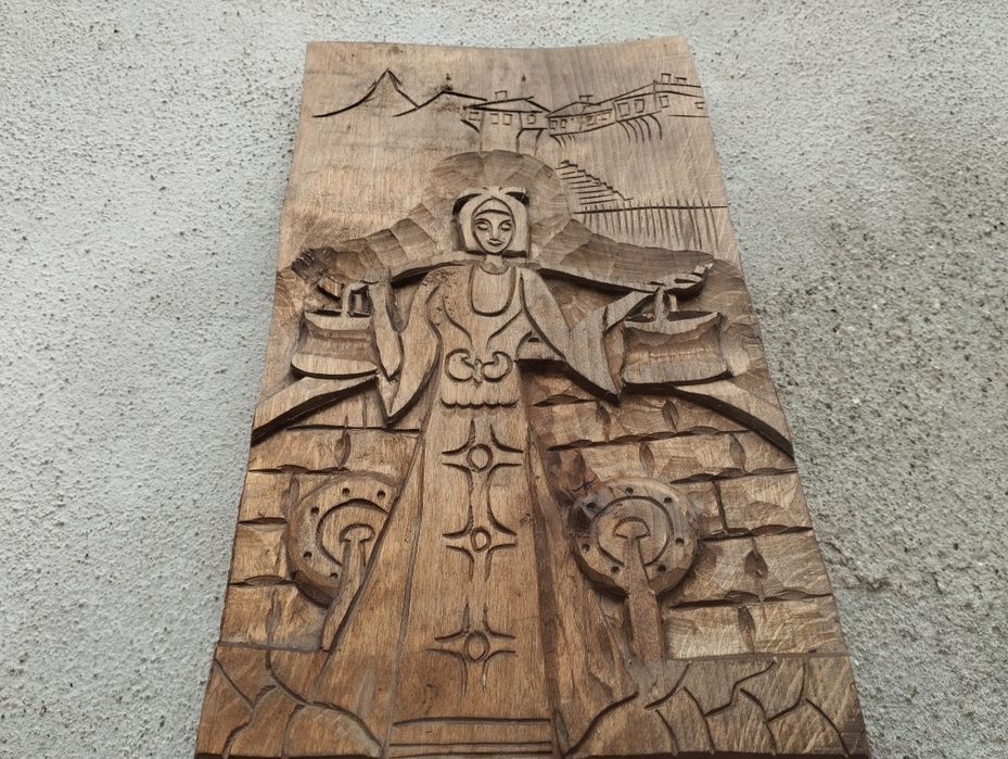 Дърворезба / Пано "Мома с кобилица "