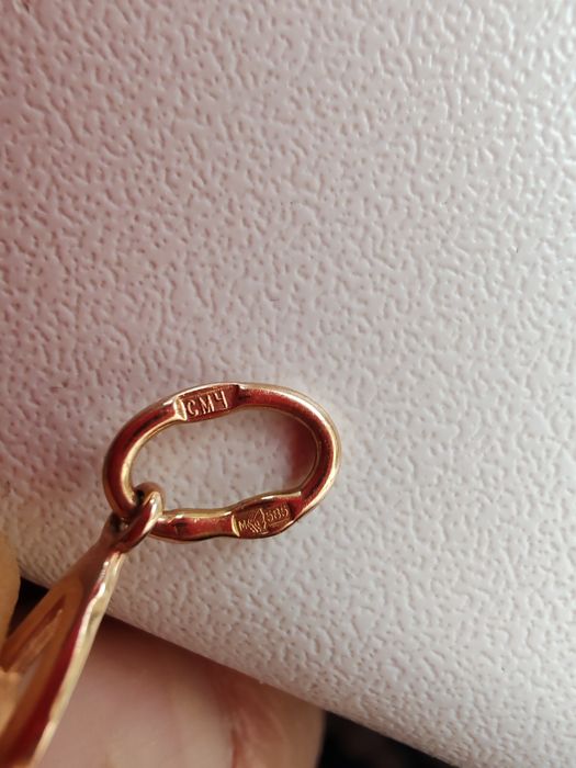 Золотой кулон буква А