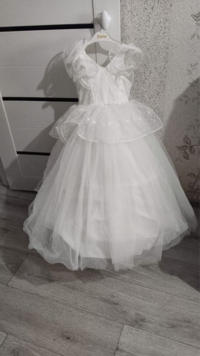 Новое Детьское платье лет 9-10