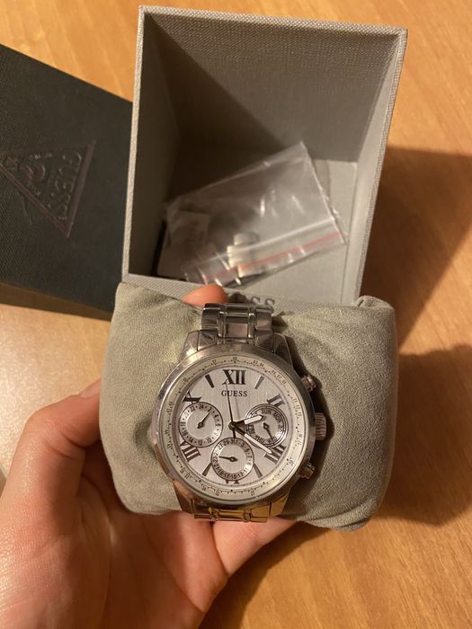 Ceas guess, stare foarte buna, culoare argintiu, trimit si prin posta