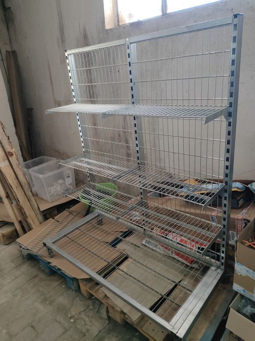 Продавам метални стелажи