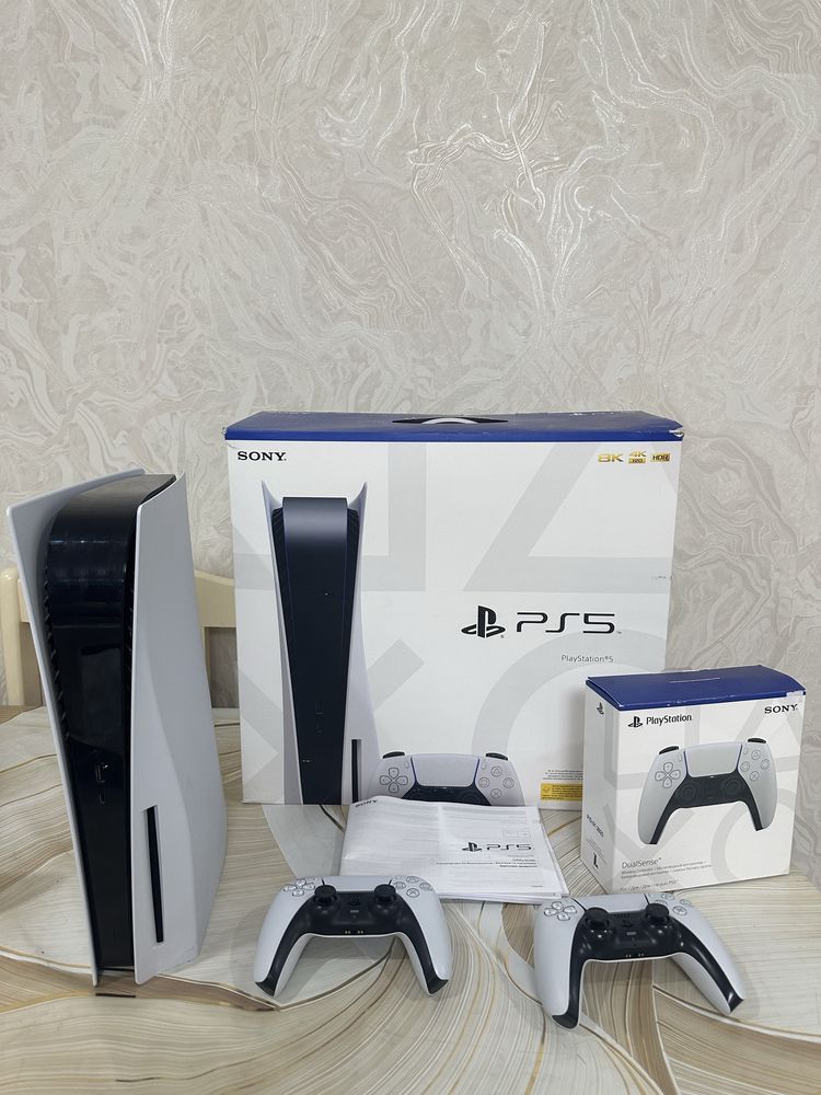 Продам Playstation 5 (Плэйстэйшн 5) с играми и 2 джостиками