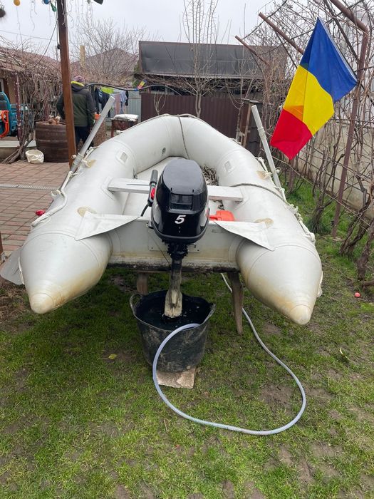 Barca cu motor Mercury