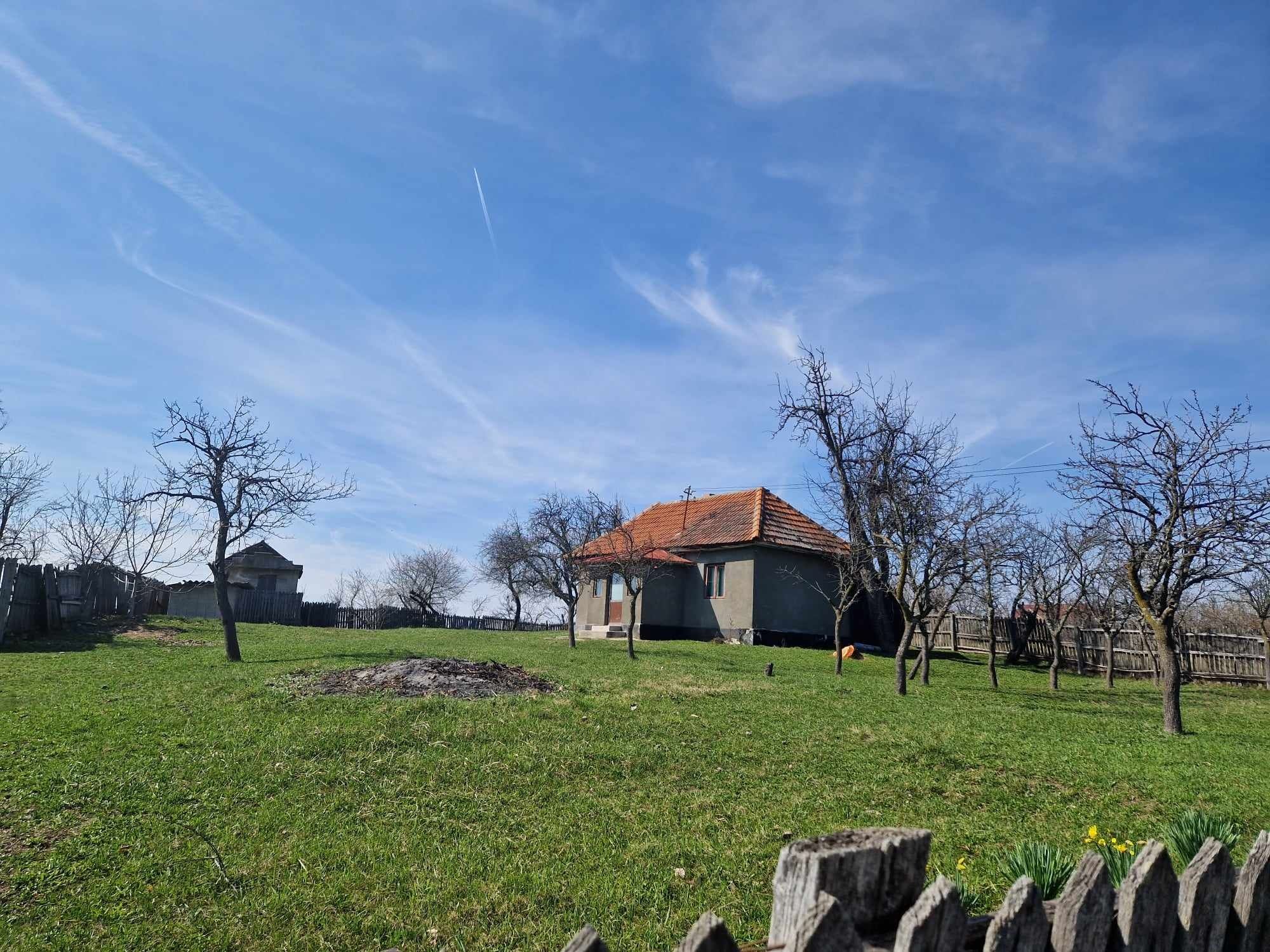 Vând teren și casă bătrânească la 20 km de Pitești