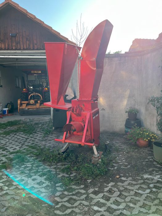 Tocator crengi actionat de Tractor