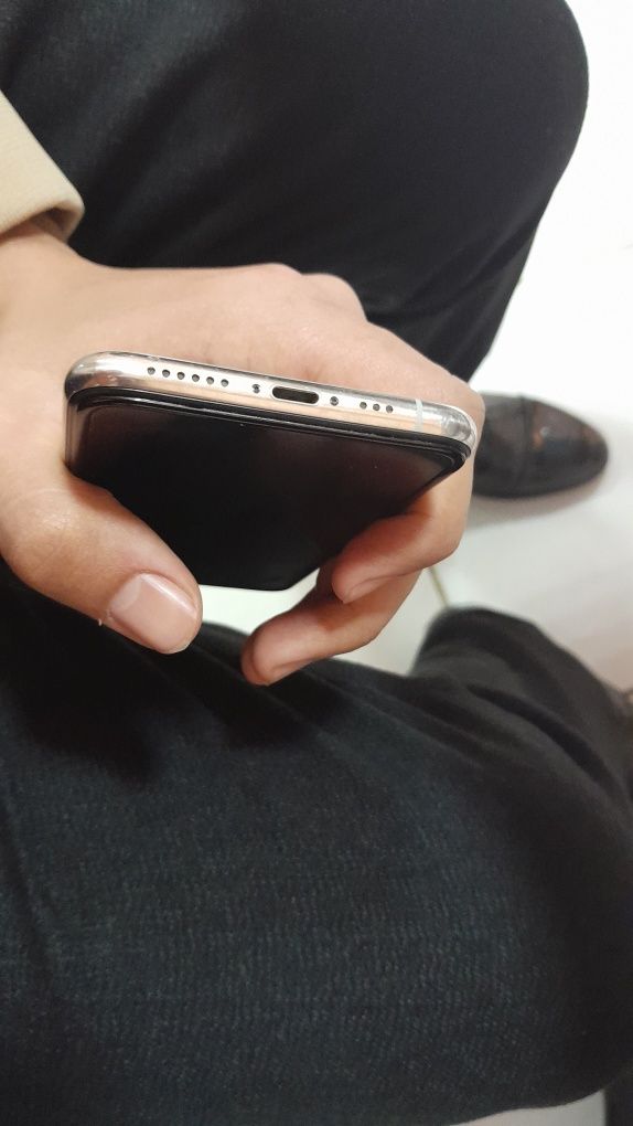 Iphone XS model telefoni sotiladi
