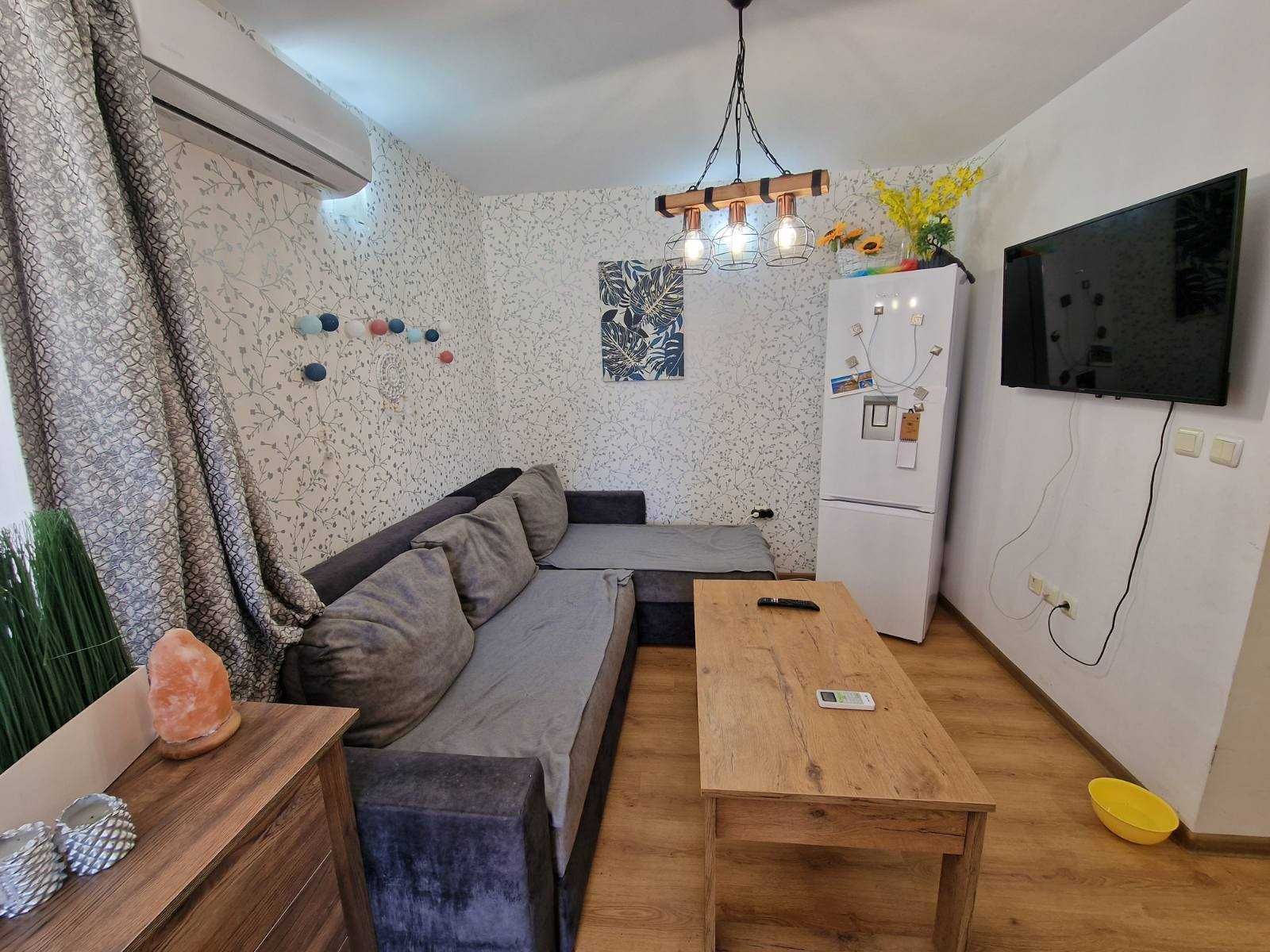 Артистично обзаведен двустаен апартамент за продажба в к-с Роял Парк