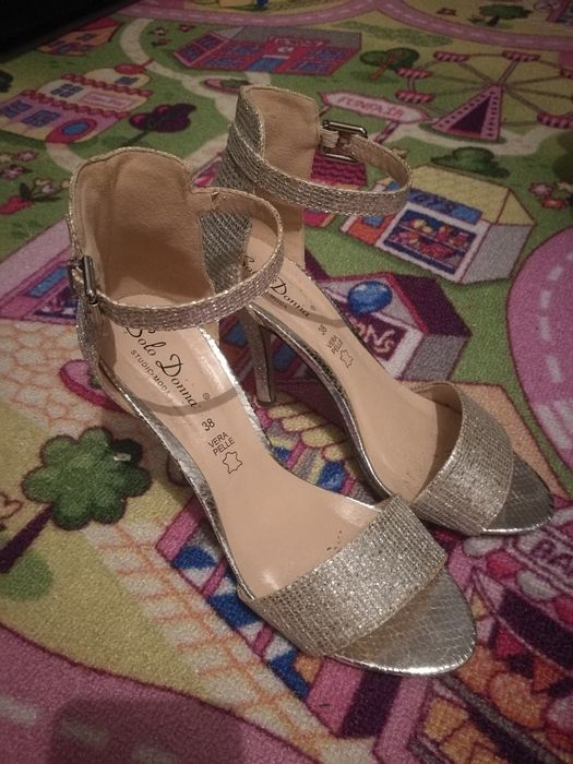 Sandale cu toc si paiete