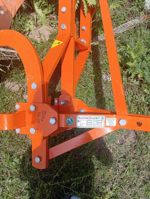 Продавам плуг aydin 4x25