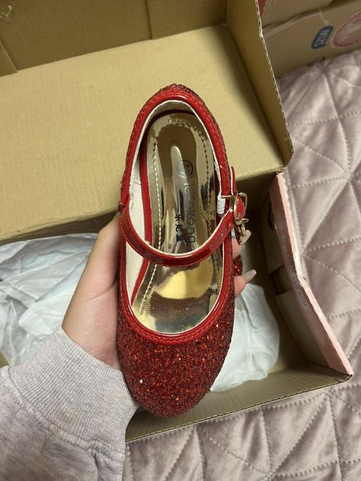 Бляскави червени пантофи