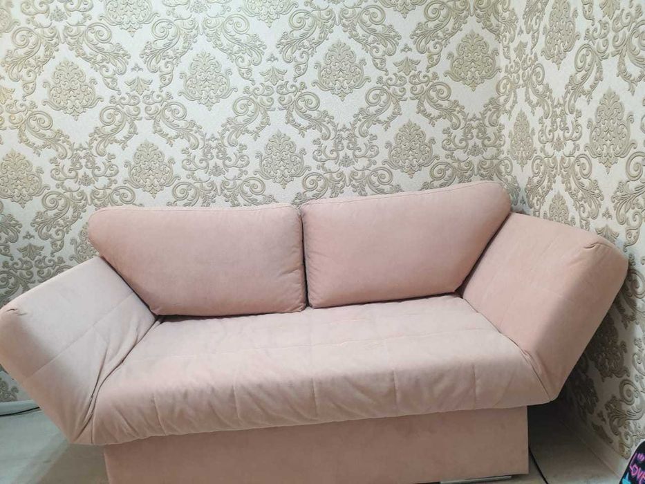 Диван Аскона нежно розовый