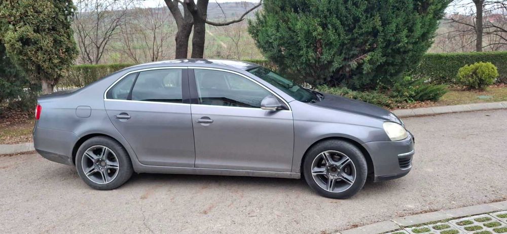 Продавам лек автомобил