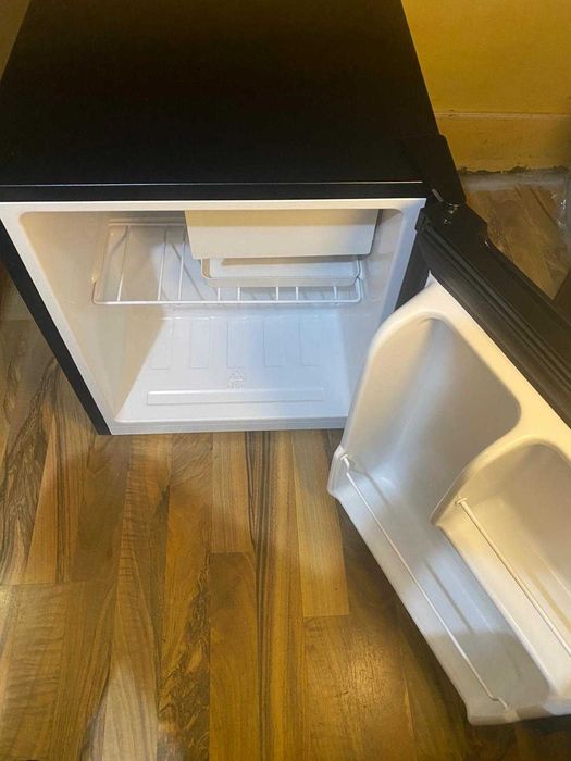 Crown Mini хладилник CM-49B – 49L, използван