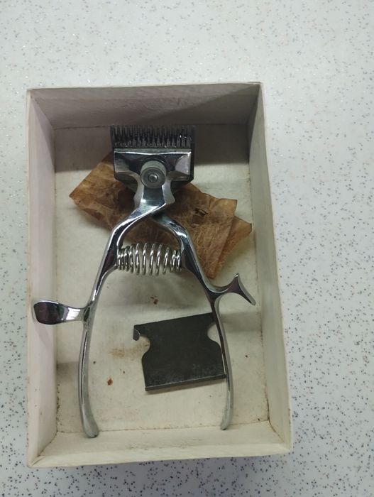 Продавам ръчна машинка за подстригване.