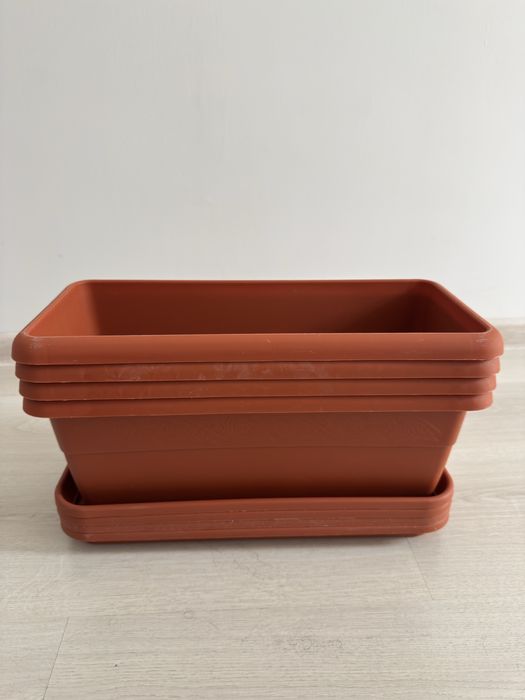 Jardiniere din plastic cu tăviță