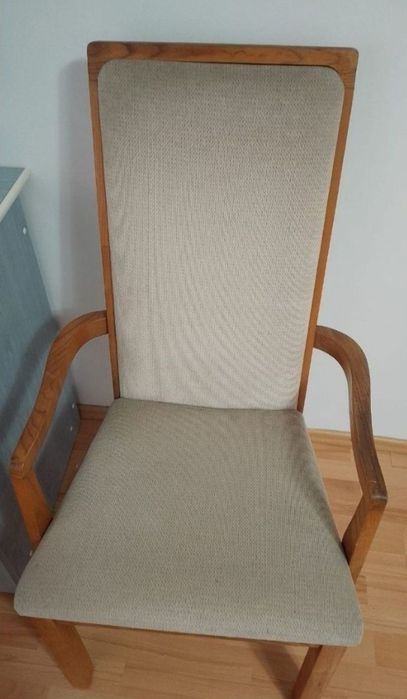 Vând scaunul din imagine