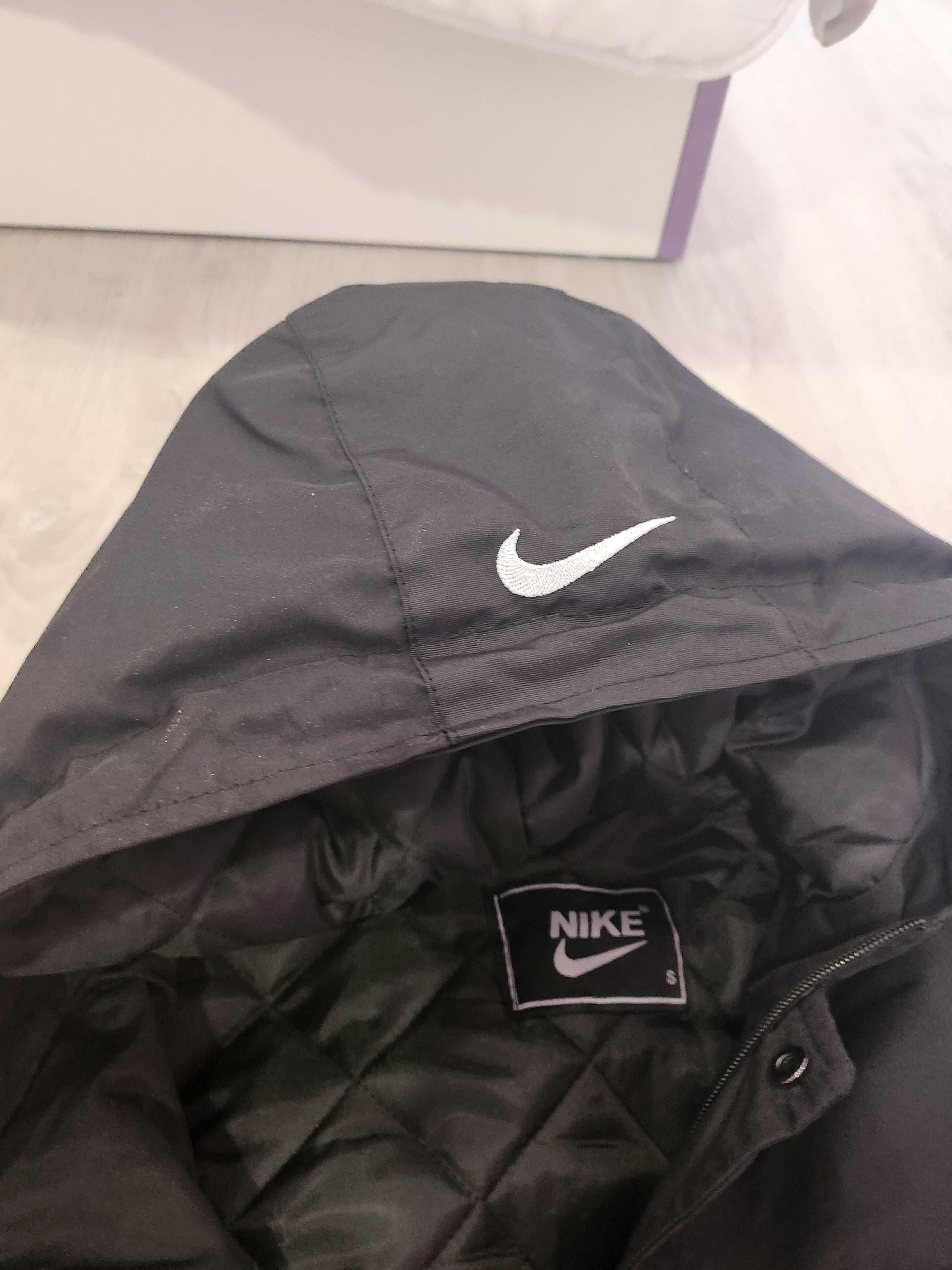 Ново модерно яке Nike s