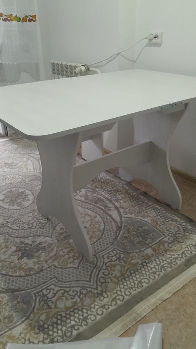 Кухонный новый стол с 4 табуретками