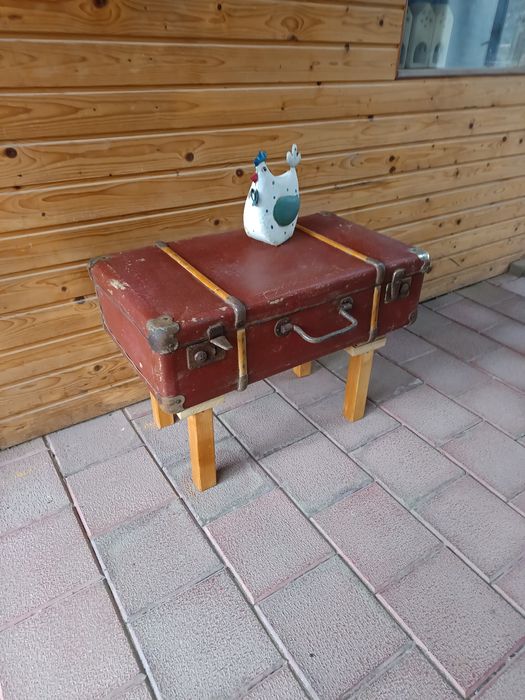 Valiza transformată în comoda sau  masuta